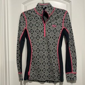 NWOT KARI TRAA 3/4 zip Base Layer Washable Wool Top! Snowflake Hot Pink Accents